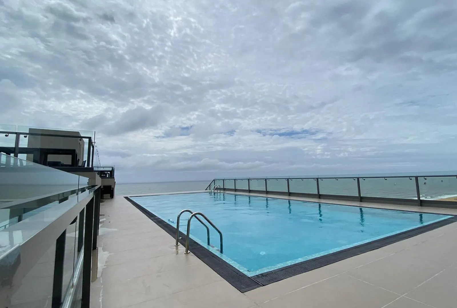 Ocean Breeze - Udaya Luxury Apartments Negombo